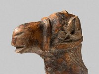 Aeg H 34  Aeg H 34, Römisch-byzantinische bis islamische Zeit, Kamelkopf, Holz , H 4,2 cm, B 4,2 cm, T 1,8 cm : Bestandskatalog Ägypten, Museumsfoto: Claus Cordes